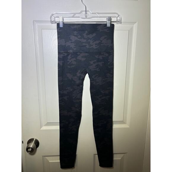 SPANX Camo Leggings Size Medium Slimming Black Gray Stretchy Pull On - Picture 5 of 6